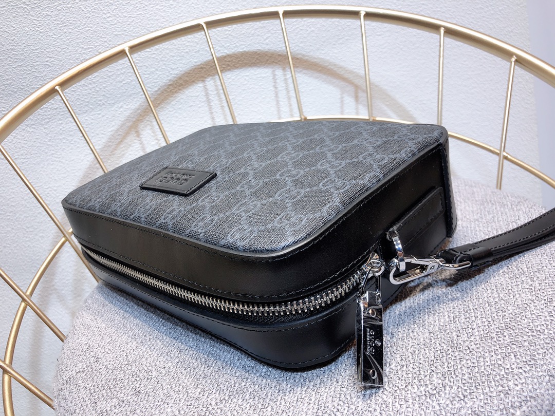 Gucci 暗色大容量手拿包