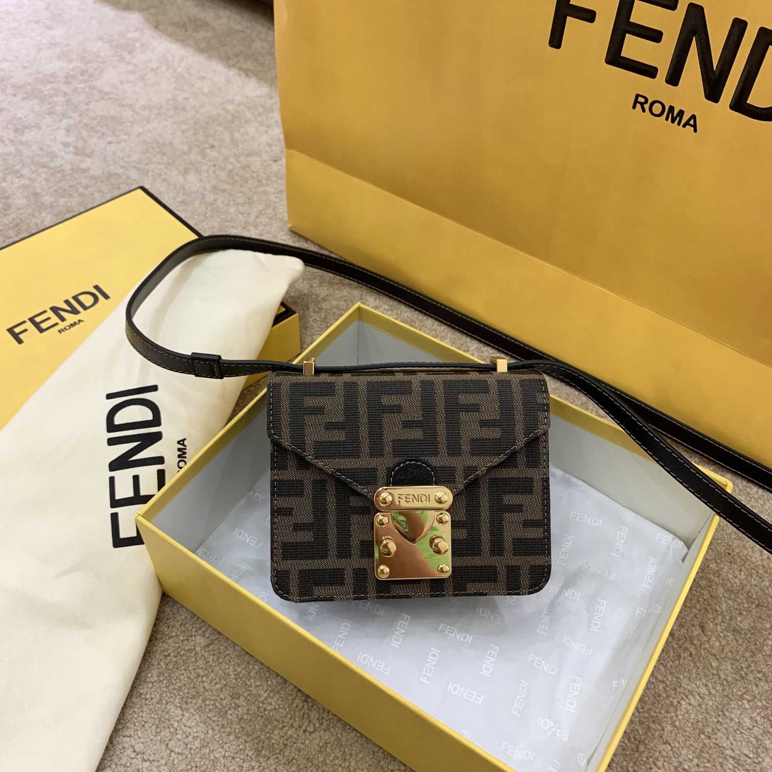 Fendi 復古老花小方包