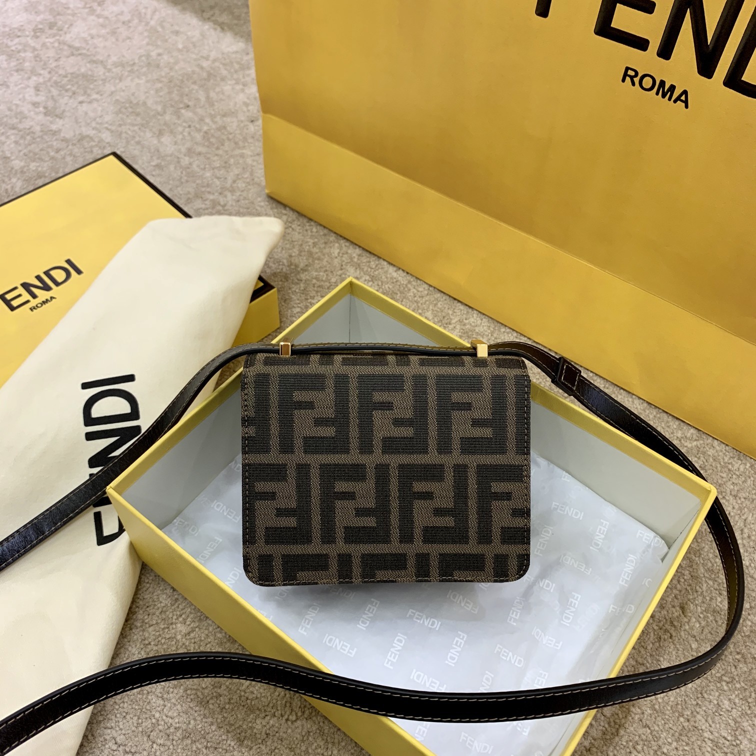 Fendi 復古老花小方包