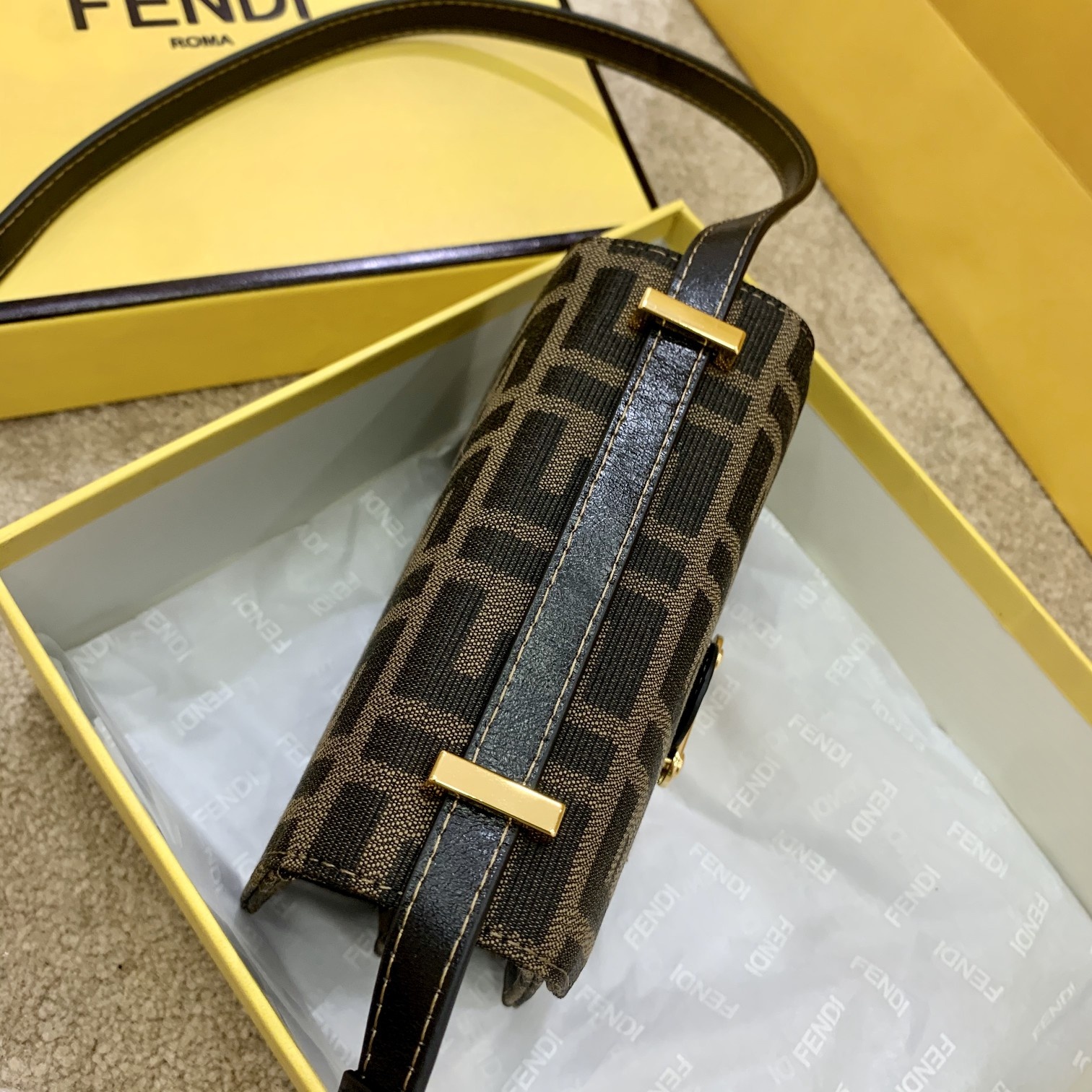 Fendi 復古老花小方包