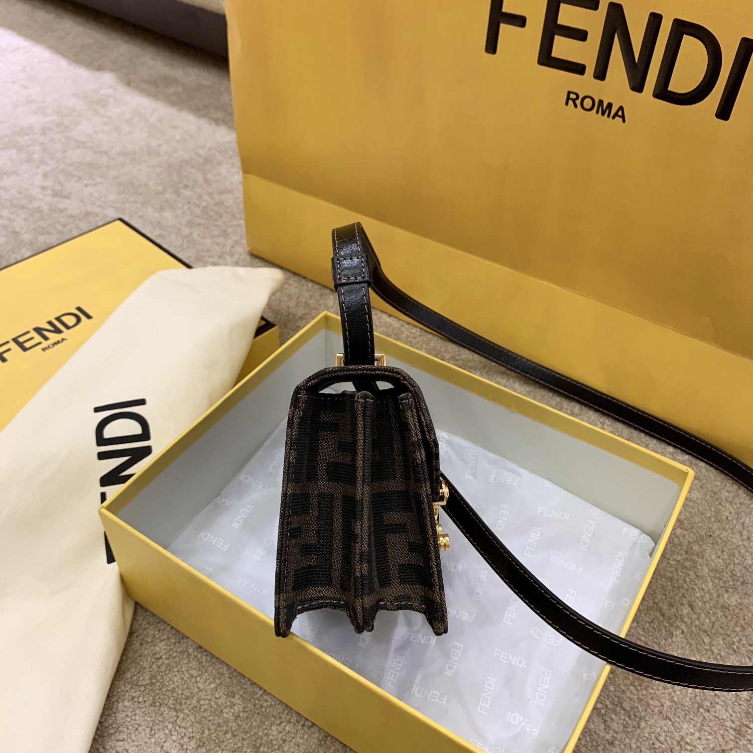 Fendi 復古老花小方包