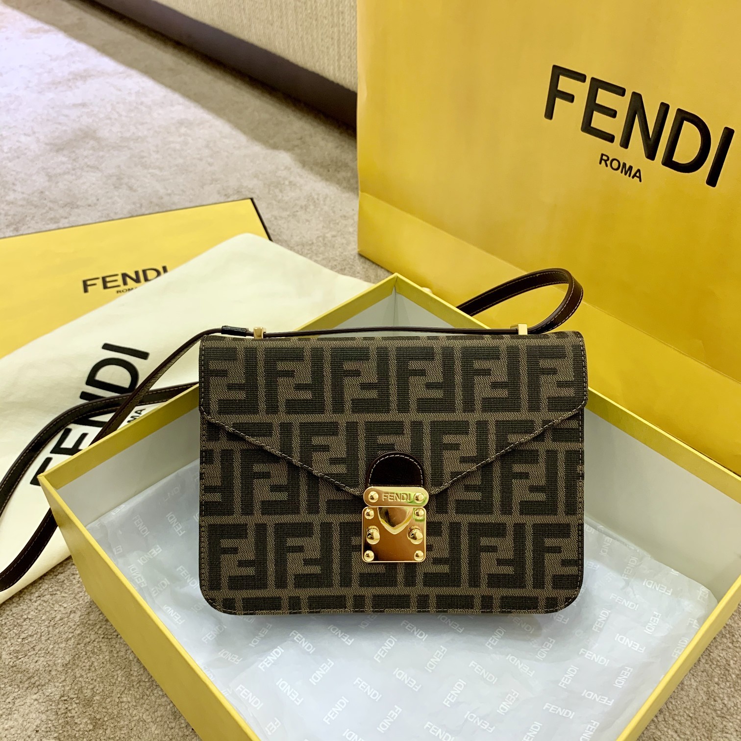 Fendi 復古老花小方包