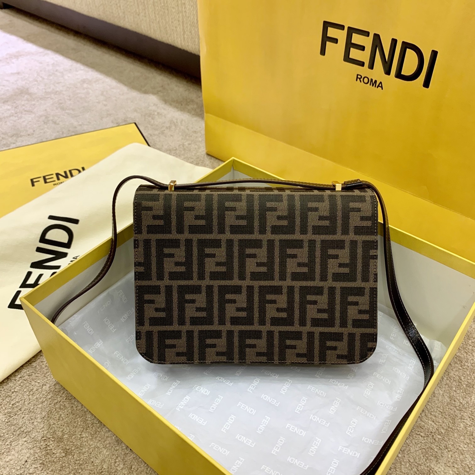 Fendi 復古老花小方包