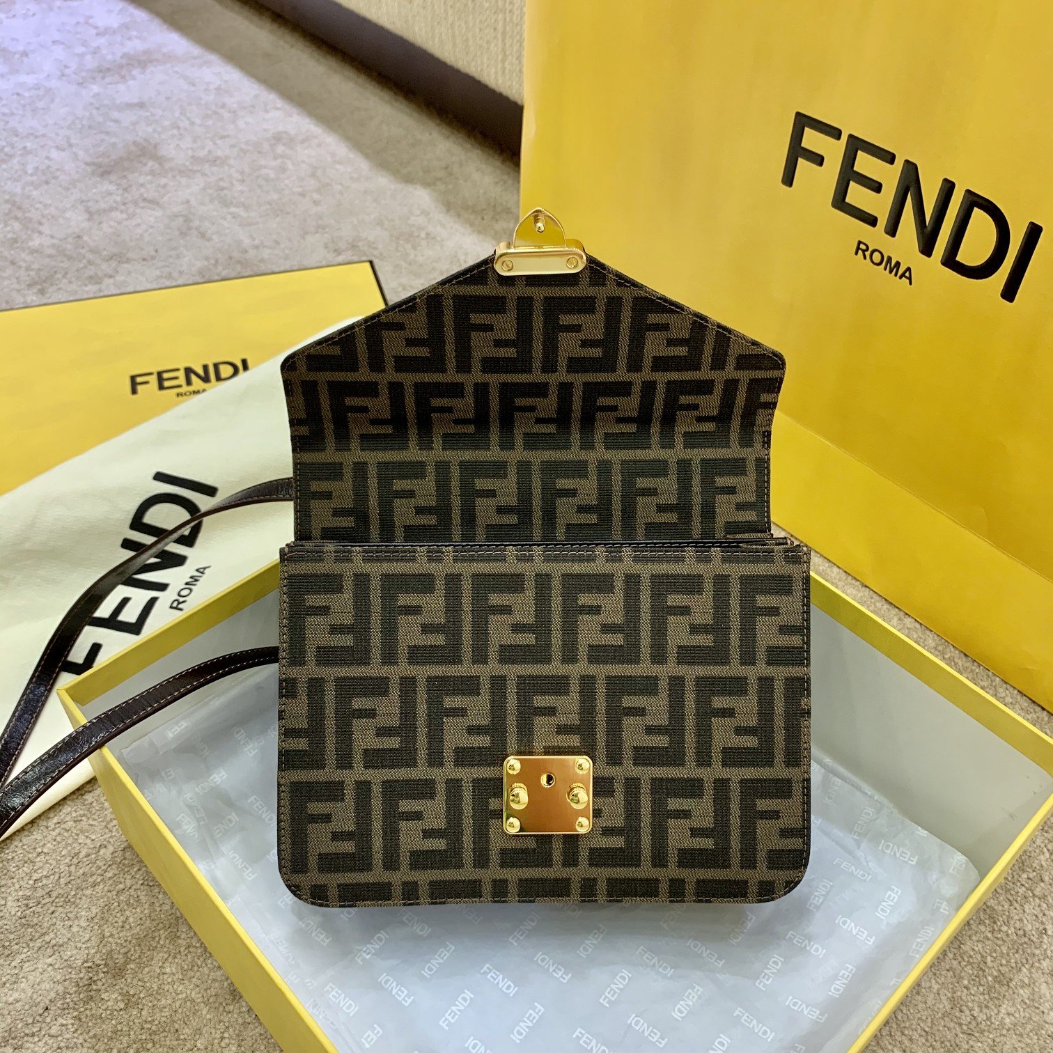 Fendi 復古老花小方包