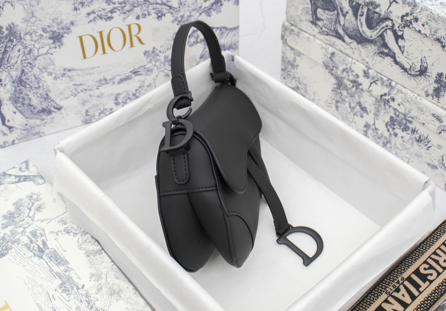 Dior 高貴優雅磨砂馬鞍包