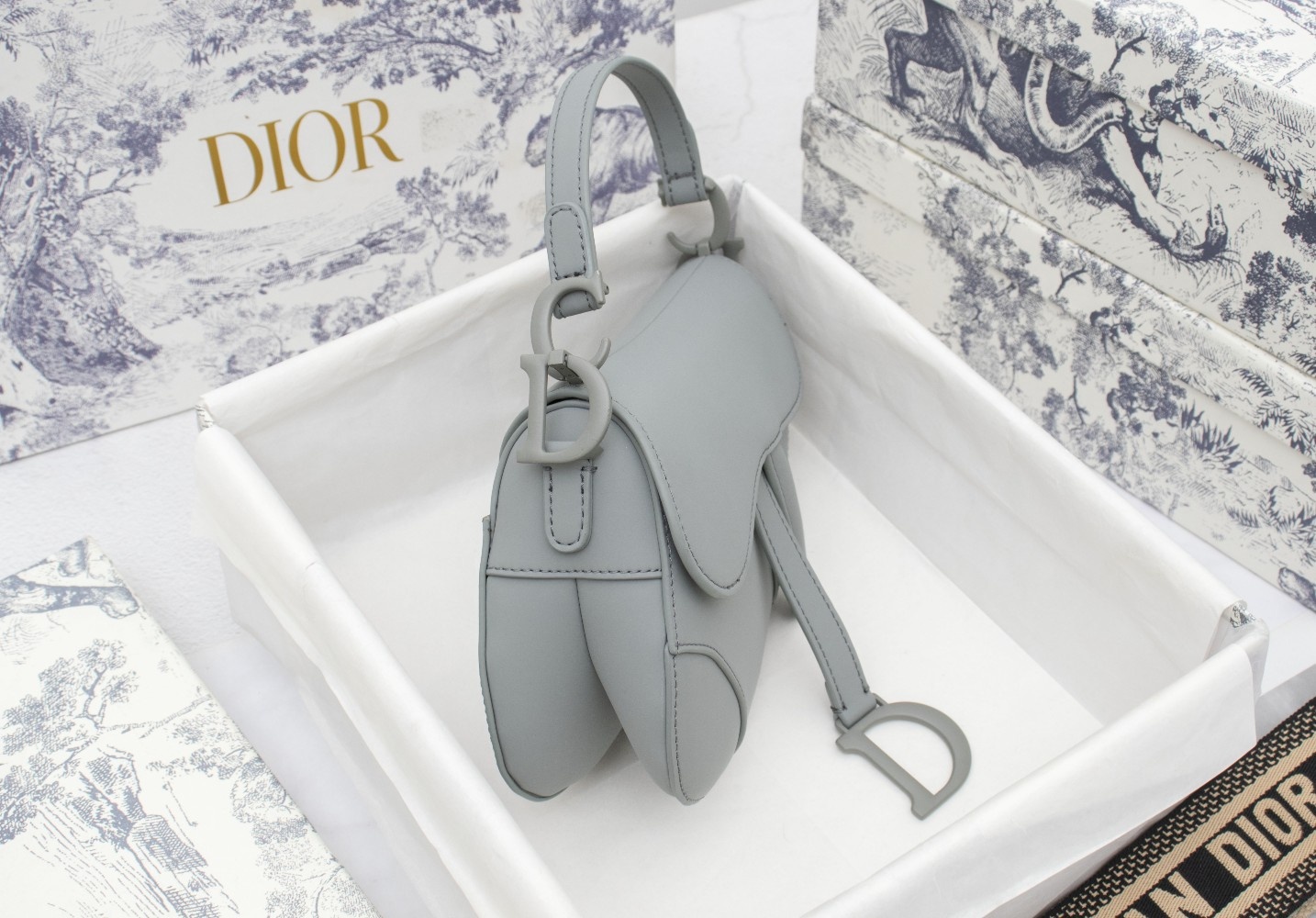 Dior 高貴優雅磨砂馬鞍包