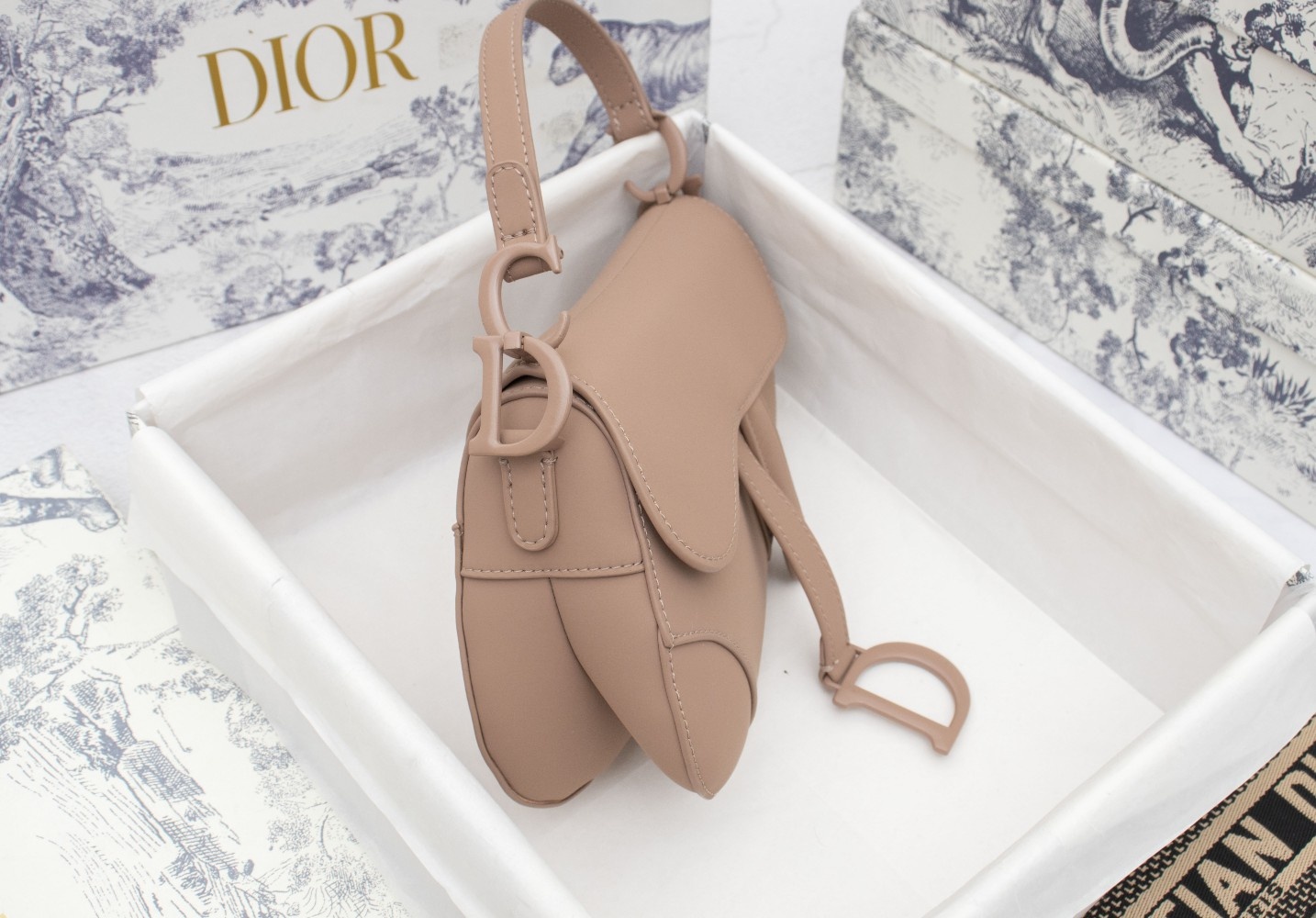 Dior 高貴優雅磨砂馬鞍包