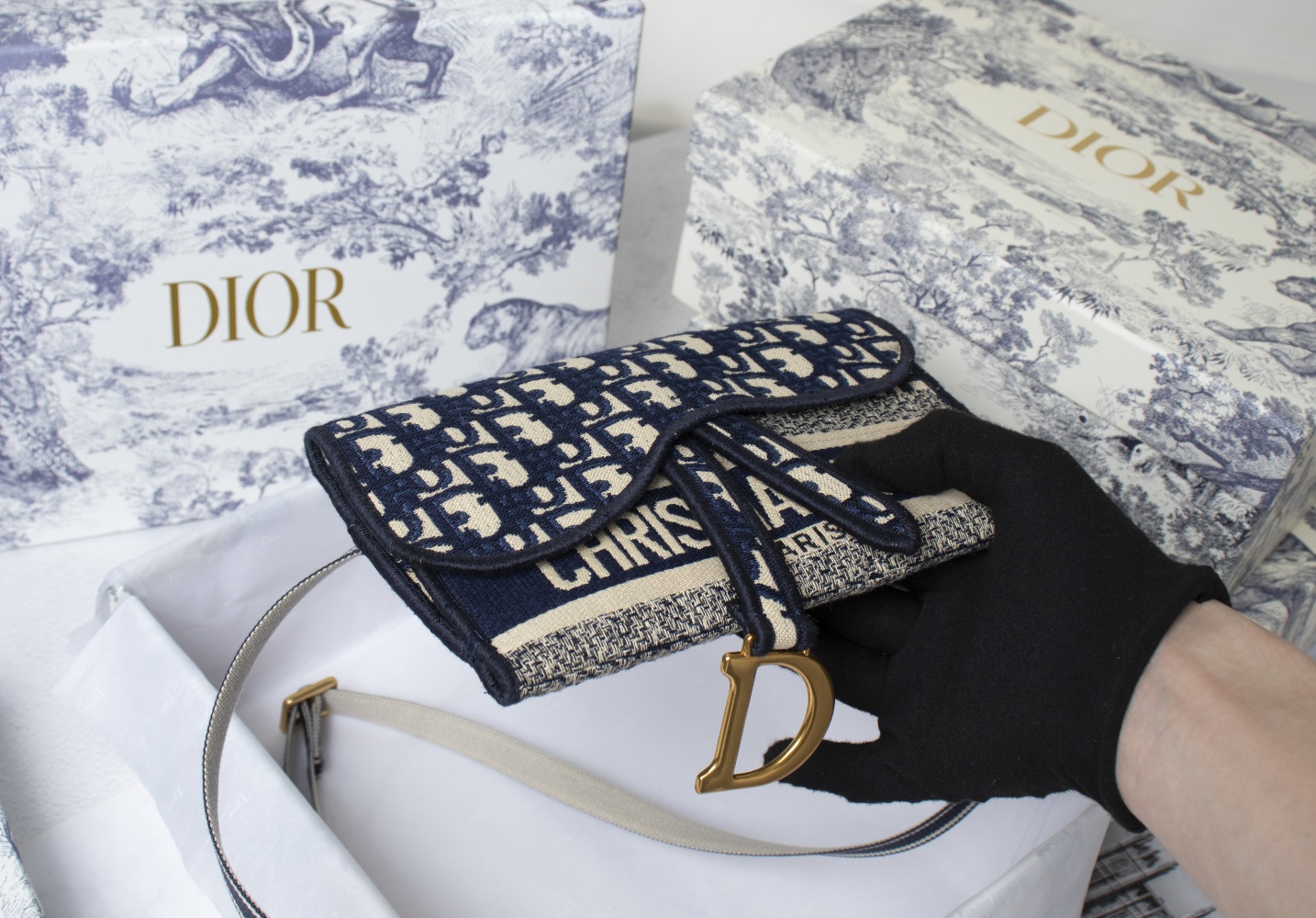 Dior 刺繡帆布信封包