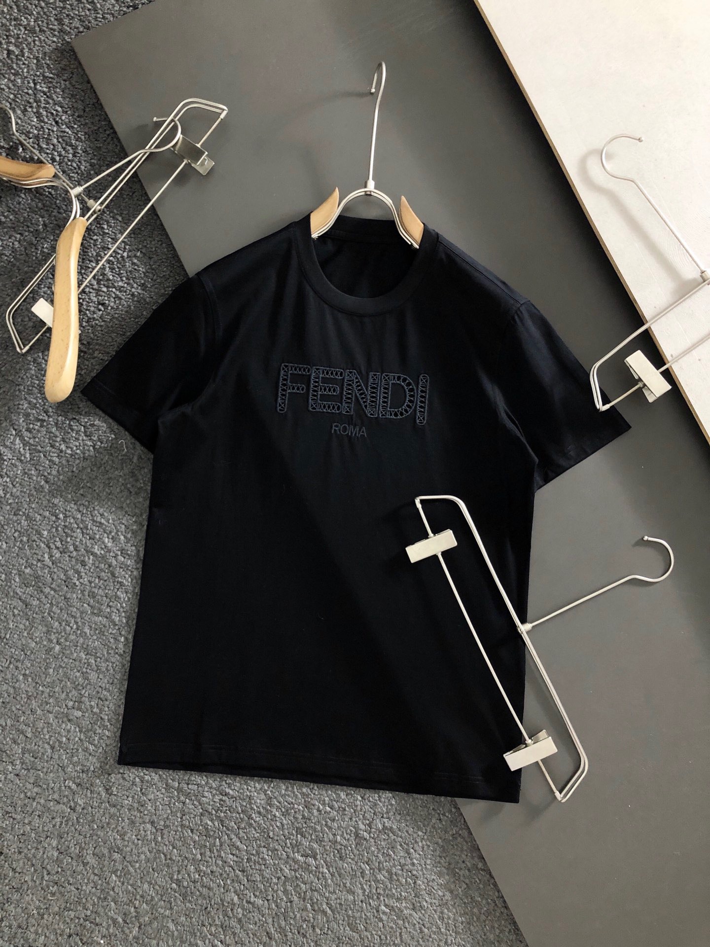 FENDI 暗紋字母鏤空絲光系列圓領短TEE