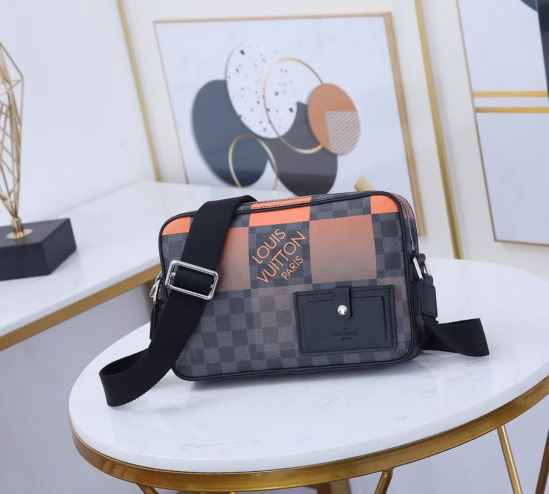 LV ALPHA 信差袋 專櫃價75000元